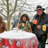 Eingeschneit und trotzdem lustig – die Weihnachtsmarktbesucher in Biberbach hielten sich mit leckerem Punsch und heißer Bratwurst warm. 