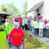 Der Katholische Frauenbund (Westlicher Landkreis Augsburg) nach der Maiandacht vor der Kapelle (Antonius von Padua) in Hennhofen. Foto: Micheler