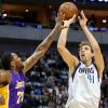 Dirk Nowitzki (r) gewann mit Dallas locker gegen die LA Lakers.