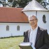 Pfarrer Martin Rudolph wälzte viele Akten, um die Holzkapelle in Beuerbach renovieren zu können. 