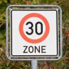 Ein Antragsteller wünscht sich eine Tempo-30-Zone in Bergenstetten. Der Bauausschuss nimmt das zum Anlass, Geschwindigkeitsanzeigen an mehreren Straßen anbringen zu lassen.   