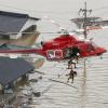 Einsatzkräfte retten mit einem Hubschrauber Anwohner aus ihren überfluteten Häusern in Kurashiki. Im Südwesten Japans herrscht nach Unwettern und schweren Regenfällen der Ausnahmezustand.