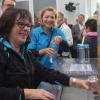 Mitarbeiter der Donau-Stadtwerke Dillingen-Lauingen füllten für die Besucher am Tag der offenen Tür Dillinger Wasser in Flaschen ab. 