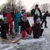 Trotz eisiger Kälte macht den Kindern das Schlittschuhlaufen und Eishockeyspielen großen Spaß.