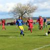 Das Riesderby SV Holzkirchen (in blau-gelb) gegen TSV Möttingen hat der Spitzenreiter SVH mit 2:0 gewonnen. Damit hat der Sechs-Punkte-Vorsprung auf die Verfolger weiter Bestand.