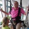 Professor Dr. Georg Barfuß kämpft sich nach einer Krankheit zurück ins Leben. Im Therapiezentrum in Burgau lernt er das Gehen. Das selbstständige Stehen gelingt nur mit Hilfe.