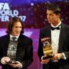 Im Jahr 2007 betraten sie erstmals zusammen die Weltbühne des Sports und wurden bei der Wahl zum Weltfußballer des Jahres als Zweiter (Messi) und Dritter (Ronaldo) ausgezeichnet.