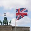 Die Flagge von Großbritannien weht vor dem Brandenburger Tor.