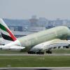 Ein Airbus A380 von Emirates hebt vom Flughafen in Toulouse ab.