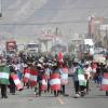 Demonstranten marschieren bei einem Protest gegen die Regierung von Präsidentin Boluarte mit behelfsmäßigen Schildern über eine Straße im peruanischen Arequipa.