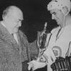 Curt Frenzel (links) gelang ein großer Coup. 1965 holt er die Eishockey-Legende Paul Ambros nach Augsburg.  	