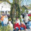 Bunte Kunsteier, Bänder und Tannengrün zieren zur Osterzeit den Dorfbrunnen in Utting.  