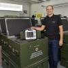 Corpuls-Geschäftsführer Christian Klimmer mit einem Defibrillator, den das Unternehmen herstellt. 