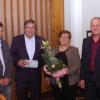 Dritter Bürgermeister Fabian Streit (links) und Zweiter Bürgermeister Peter Kellerer (rechts) bedankten sich bei Gemeindeoberhaupt Josef Schreier und Gattin Elisabeth für die gute Zusammenarbeit.