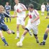 Der TSV Mönchsdeggingen (am Ball Alexander Mück, dahinter Alexander Zühlke) wurde Vize-Meister und stieg in die A-Klasse Nord auf. Der SV Amerdingen (links Manuel Schiele, rechts David Bschorr) kam mit einem Punkt weniger auf den undankbaren dritten Platz.  