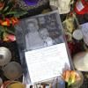 Blumen und Kerzen sowie ein Foto erinnern vor dem Haus in Krailling bei München an die ermordeten Mädchen. dpa
