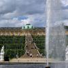 Eine Fontäne sprüht Wasser in die Luft im Park vor Schloss Sanssouci.