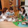 Tanja Schilling kümmert sich um die Kinder in der Notbetreuung der Kindertageseinrichtung St. Elisabeth in Lechhausen.