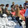 Bundeskanzlerin Angela Merkel und Sachsen-Anhalts Ministerpräsident Reiner Hadeloff (beide CDU) unterhalten sich an der Goitzsche in Bitterfeld mit Bundeswehr-Soldaten. Merkel informiert sich über die Situation in der vom Hochwasser gefährdeten Stadt.