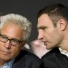 Manager Bernd Bönte hört Vitali Klitschko ganz genau zu. dpa