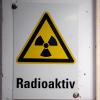 Ein Warnhinweis „Radioaktiv“ hängt am Eingang eines Zwischenlagers.