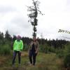 Gerhard Granvogl, 63, und seine Tochter Claudia Granvogl-Klingenstein, 24, auf dem Weg durch den Wald der Familie bei Untergriesbach. Der Tornado vom Mai 2015 wehte hier auf einer Fläche von circa drei Hektar alle Bäume um – bis auf eine einzige Lärche (Hintergrund), die heute noch steht. 