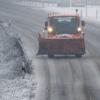 Ein Schneeräumfahrzeug im Einsatz: Der DWD warnt vor glatten Straßen in der Region.