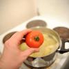Gekochte Tomaten enthalten mehr Lykopin. Der Pflanzenstoff wirkt krebsvorbeugend.