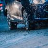 Sicherer durch Eis und Schnee: Weniger Gas geben und einen größeren Abstand zum vorausfahrenden Fahrzeug einhalten.