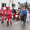 Gemeinsam mit Trommler Albert zogen Schülerinnen und Schüler der Grundschule durch Burgau, um die Gewerbetreibenden aufzufordern, Süßigkeiten und Brezen aus den Fenstern zu werfen. 