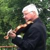 Christian Echl, Dirigent des Augsburger Ärzteorchesters, bot mit seiner Violine ein buntes Nachmittagskonzert im Garten des AWO-Seniorenheims. 