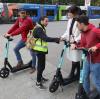 "Tierpfleger" Mathias Fokidis erklärt Melanie Striedel den E-Scooter. Für sie ist es die erste Fahrt. Timo und Jan Haas (von links) haben die Roller schon öfter benutzt.