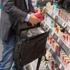 Ein Mann hat in einem Günzburger Drogeriemarkt eine Flasche Parfüm eingesteckt. Ein Ladendetektiv hat ihn dabei beobachtet.
