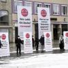  Unternehmer protestieren am Augsburger Rathausplatz. Sie fordern einen Weg aus dem Lockdown. 	