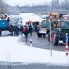 Zu Beginn der Protestwoche startet ein Traktoren -und LKW-Konvoi nach München. Etliche Landwirte und Spediteure blockieren mit ihren Fahrzeugen die beiden Kreisverkehre an der A96.