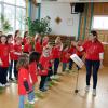 Mit sichtlicher und hörbarer Freude singen die Kinder im "Jedesheimer Spatzenchor“ mit ihrer Chorleiterin Kathrin Lang.