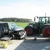 Wohl während eines Überholmanövers kracht ein Kleinbus in einen Traktor. Der Sachschaden ist hoch, die Staatsstraße rund eine Stunde lang gesperrt.