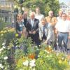 Neun grüne und blühende Oasen entlang der Kurpromenade sollen bei den Besuchern die Lust am Garteln wecken. Im kleinen Rosengarten an der Leinsle-Brücke trafen sich zum Eröffnungsrundgang mit den Ausstellern Kurdirektor Alexander von Hohenegg (6. v. li.), sein Stellvertreter Werner Büchele (2. v. li.) und Vizebürgermeister Josef Fischer (3. v. li.). Andreas Honner (vorn), der Leiter der städtischen Gartenbauabteilung, gab praktische Tipps zur kreativen Gestaltung von „grünen Paradiesen“.  