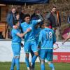 Nach einer Stunde zähen Ringens brachte Raphael Marksteiner den SV Cosmos Aystetten mit zwei sehenswerten Treffern in die Spur. Am Ende stand ein 4.0-Sieg gegen Schlusslicht Bad Grönenbach zu Buche. Hier freut er sich mit Marcel Burda, Dominik Isufi, Max Heckel und Fabian Krug.