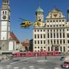 Der Rettungshubschrauber landete auf dem Augsburger Rathausplatz.