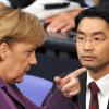 Bundeskanzlerin Angela Merkel schafft es nicht, Wirtschaftsminister Rösler in der Euro-Diskussion zur Zurückhaltung zu zwingen. dpa