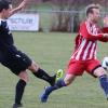 Vollen Einsatz zeigt Christoph Burkhard (rechts gegen Ehekirchen) nun wieder für den TSV Hollenbach. Der 34-Jährige verrät, warum er wieder für das Team aus dem Krebsbachtal am Ball ist und wie seine Teamkollegen den ehemaligen Profi der Sechzger aufgenommen haben. 