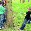 Gut für eine feste Bindung: Beim Aktionstag im Wald lernten die Internatsschüler auch, Knoten richtig zu knüpfen (oben). Internatsleiter Frater Michael Schmalzl musste mit seiner Gruppe ein Labyrinth bauen. Fotos: hofse