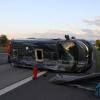 Ein umgekipptes Wohnmobil hat am Sonntagabend auf der A9 zu erheblichen Verkehrsbehinderungen geführt.