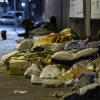 Obdachlose Menschen liegen unter einer Brücke am Bahnhof Zoo.