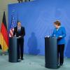 Einander zugewandt:  Bundeskanzlerin Angela Merkel CDU und US-Außenminister Antony Blinken sprechen bei der Pessekonferenz im Kanzleramt. 