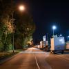 Eine Straße im Freiburger Industriegebiet Nord hinter einem Diskothekenareal wird nachts von Straßenlaternen erleuchtet. Hier sollen mindestens zehn Männer die 18-Jährige vergewaltigt haben.