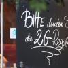 Seit 16. November gilt in Gaststätten in Bayern die 2G-Regel. Ob diese eingehalten wird, kontrollieren Polizei und Landratsämter. 