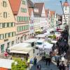 Wenn sich in der Königstraße Stand an Stand reiht und die Menschen mit vollen Tüten aus den Geschäften kommen, ist Marktsonntag in Dillingen.