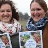 Die beiden Freundinnen Stefanie Möloth (links) und Franziska Feneberg haben ihr eigenes Buch gestaltet. 